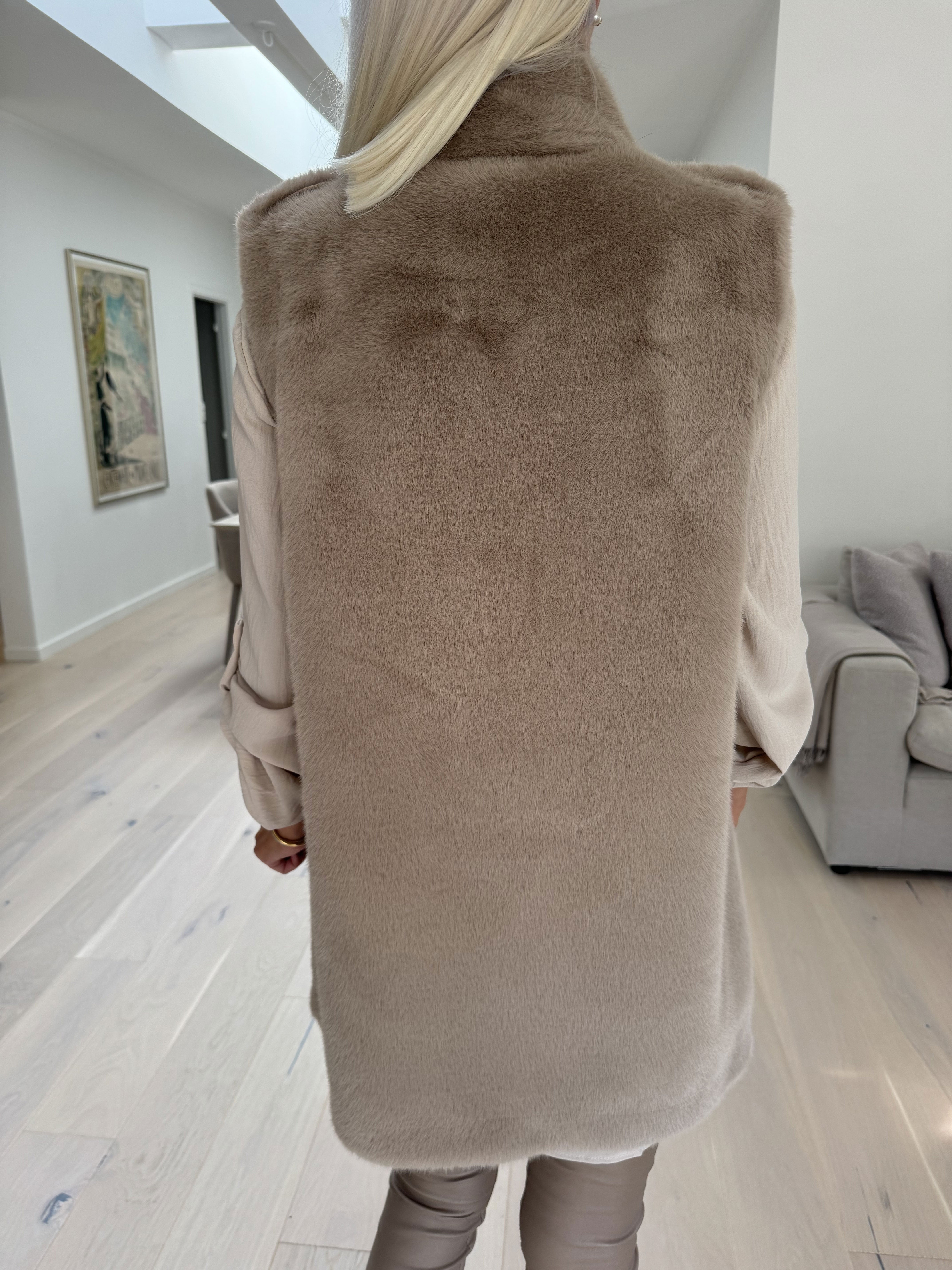 Calista - Mycket mjuk fuskpälsväst med guldknappar